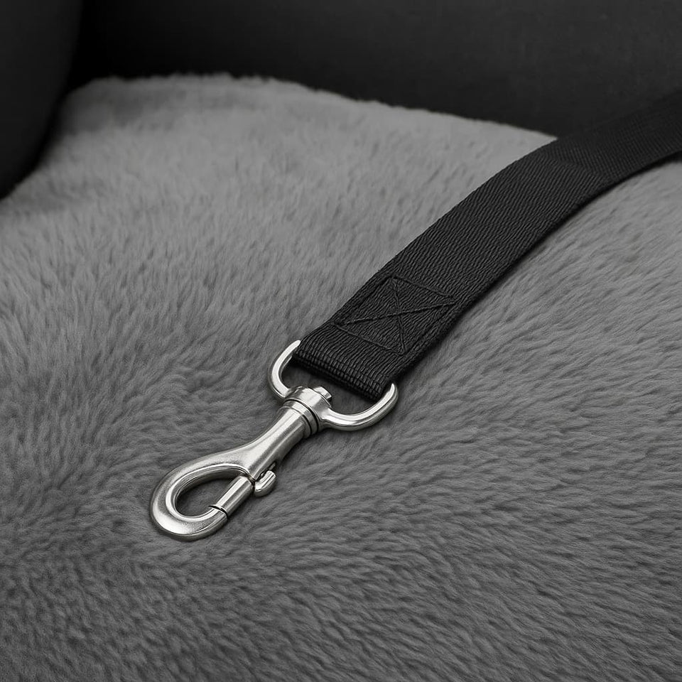 Cinturón de seguridad integrado del Asiento Primera Clase THE DOGS conectado al arnés de la mascota dentro del auto.