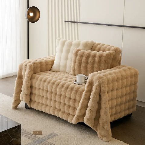 Cubre Sofá Piel de Conejo — Lujo suave que protege tu sofá.