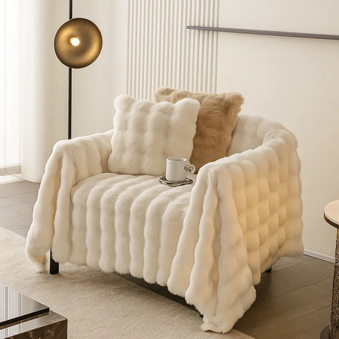 Cubre Sofá Piel de Conejo — Lujo suave que protege tu sofá.