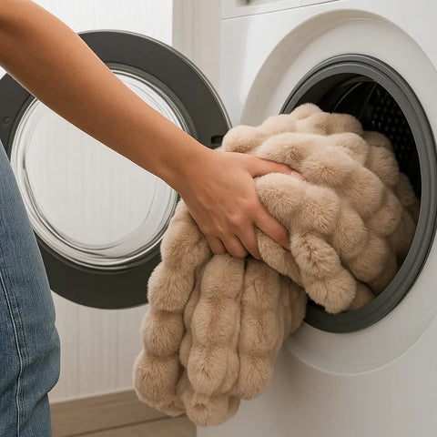 Cubre Sofá Piel de Conejo — Lujo suave que protege tu sofá.