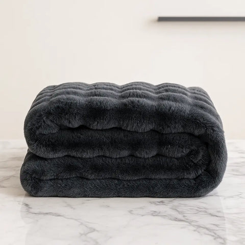 Cubre Sofá Piel de Conejo — Lujo suave que protege tu sofá.