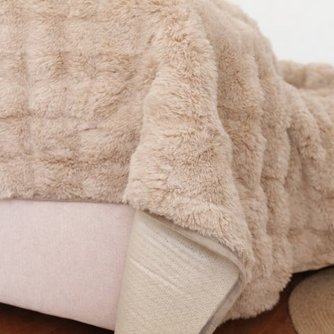 Cubre Sofá Piel de Conejo — Lujo suave que protege tu sofá.