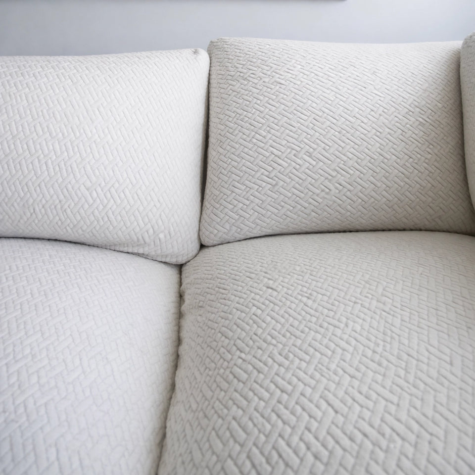 Sofá después de instalar la funda, look más ordenado