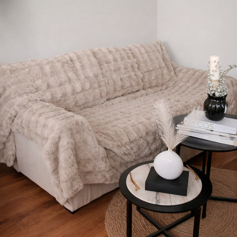Cubre Sofá Piel de Conejo — Lujo suave que protege tu sofá.