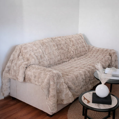 Cubre Sofá Piel de Conejo — Lujo suave que protege tu sofá.