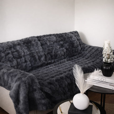 Cubre Sofá Piel de Conejo — Lujo suave que protege tu sofá.