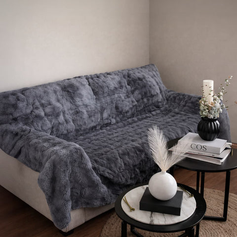 Cubre Sofá Piel de Conejo — Lujo suave que protege tu sofá.