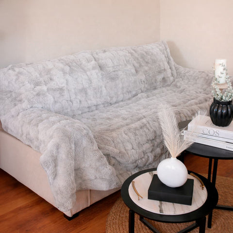 Cubre Sofá Piel de Conejo — Lujo suave que protege tu sofá.