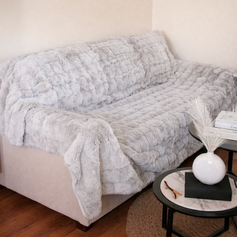 Cubre Sofá Piel de Conejo — Lujo suave que protege tu sofá.