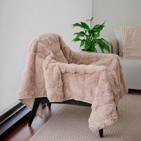 Cubre Sofá Piel de Conejo — Lujo suave que protege tu sofá.