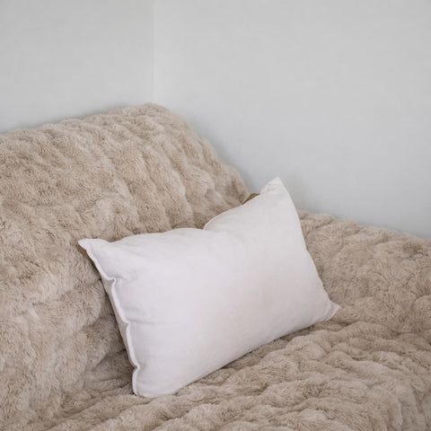 Cubre Sofá Piel de Conejo — Lujo suave que protege tu sofá.