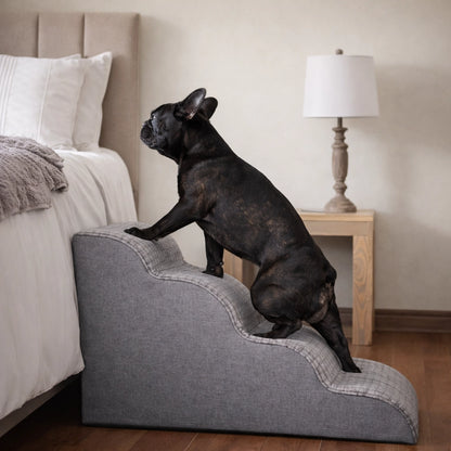 Bulldog francés subiendo la rampa para perros THE DOGS de 4 escalones junto a la cama