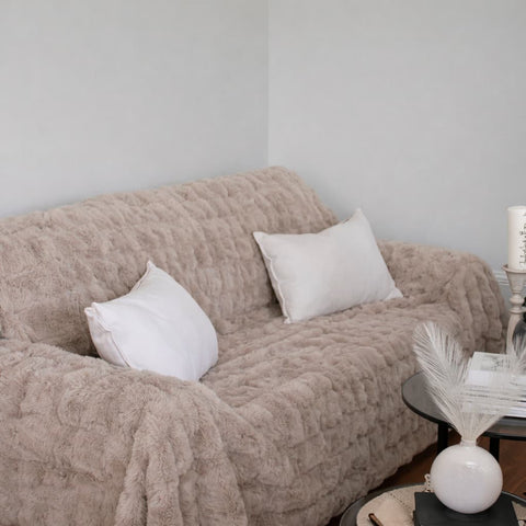 Cubre Sofá Piel de Conejo — Lujo suave que protege tu sofá.
