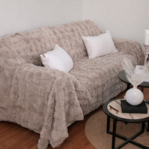 Cubre Sofá Piel de Conejo — Lujo suave que protege tu sofá.