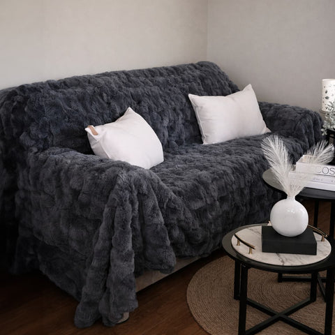 Cubre Sofá Piel de Conejo — Lujo suave que protege tu sofá.