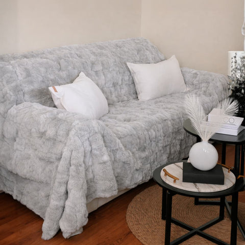 Cubre Sofá Piel de Conejo — Lujo suave que protege tu sofá.
