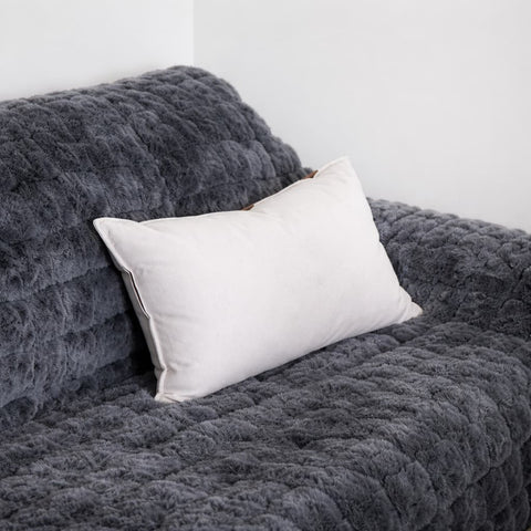 Cubre Sofá Piel de Conejo — Lujo suave que protege tu sofá.