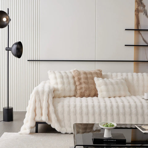 Cubre Sofá Piel de Conejo — Lujo suave que protege tu sofá.