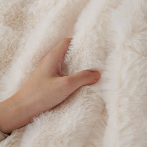 Cubre Sofá Piel de Conejo — Lujo suave que protege tu sofá.